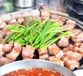 청춘괴기 신시가지점 - 흑돼지근고기+흑돼지 생대패 600g (5인쿠폰)