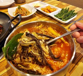 신현희네꼬끼오꿀꿀 - 제주고사리닭계장 + 제주꼬끼오꿀꿀두루치기 (2인쿠폰)
