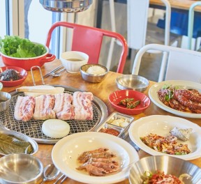 고래날다 월정리본점 - 한상차림점심특선,제주흑돼지참숯구이한정식 중 택1 (2인구성)